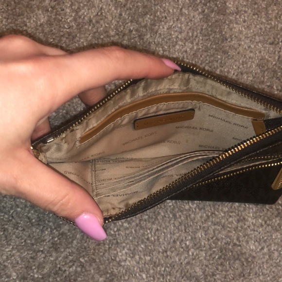 Micheal Kors wristlet - Picture 2 of 6